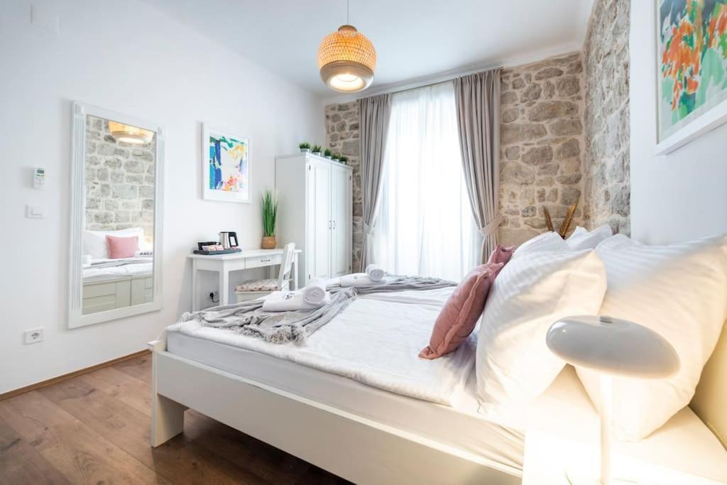 Flora-Heartbeat Old City Three Bedrooms Apartment ดูบรอฟนิก ภายนอก รูปภาพ