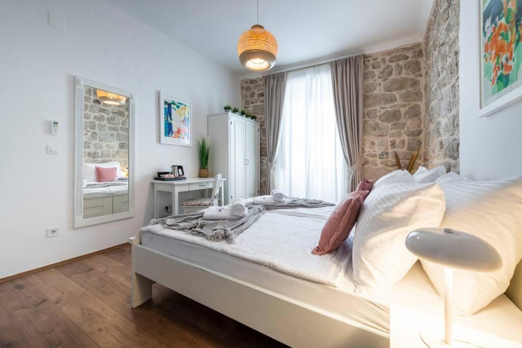 Flora-Heartbeat Old City Three Bedrooms Apartment ดูบรอฟนิก ภายนอก รูปภาพ