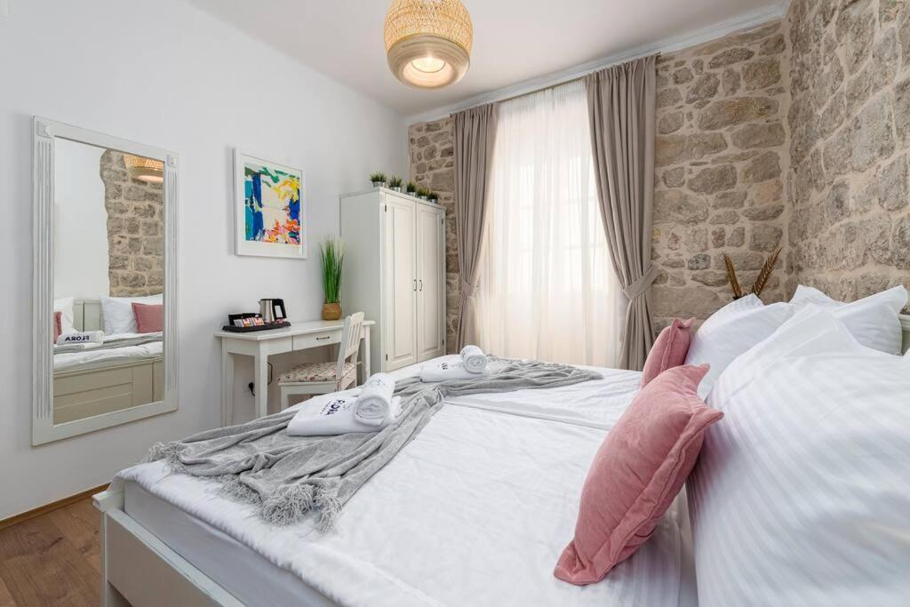 Flora-Heartbeat Old City Three Bedrooms Apartment ดูบรอฟนิก ภายนอก รูปภาพ